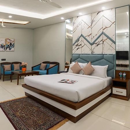 Hotel Leela Grande Karnāl Esterno foto