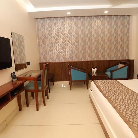 Hotel Leela Grande Karnāl Esterno foto