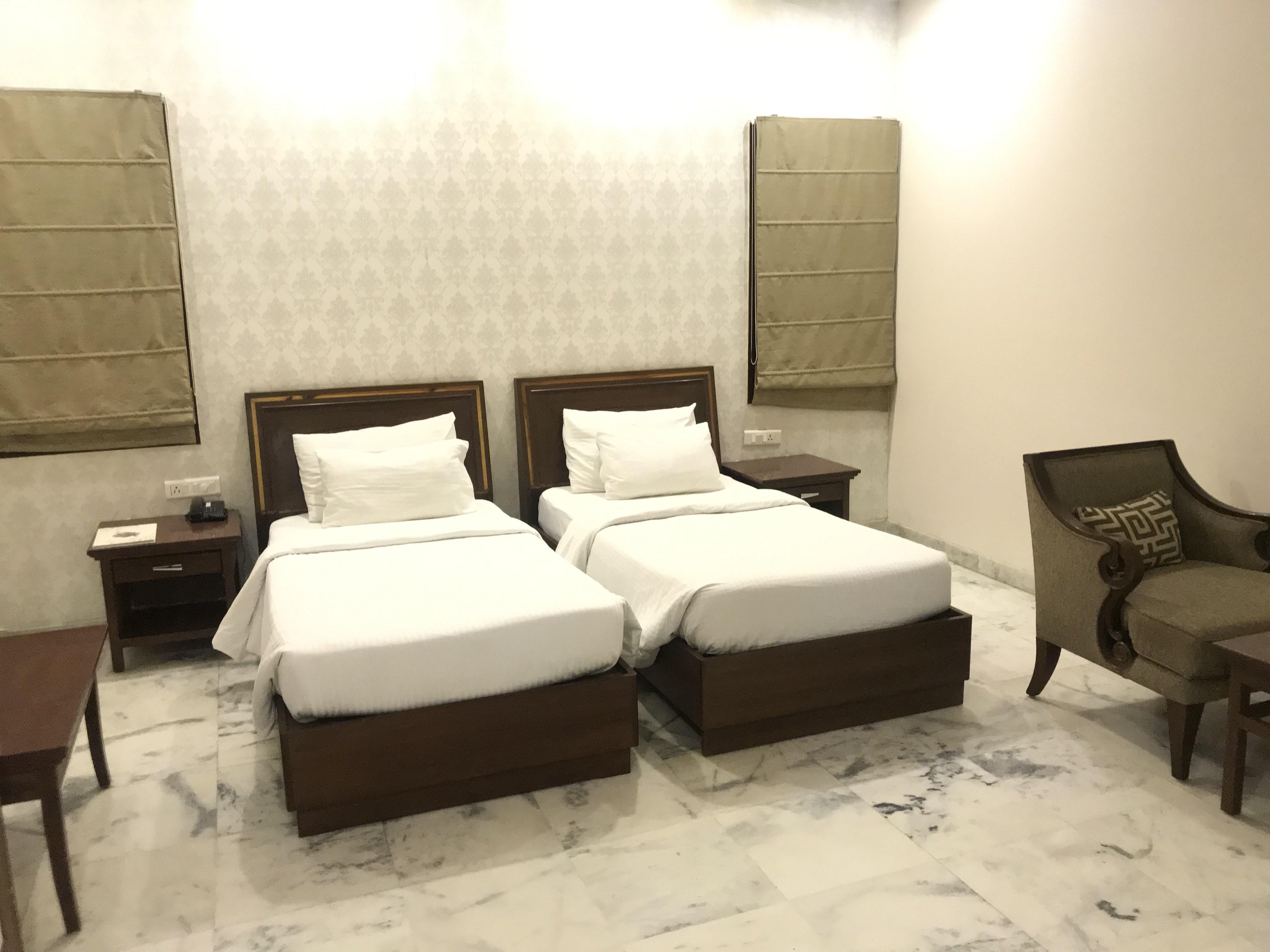 Hotel Leela Grande Karnāl Esterno foto