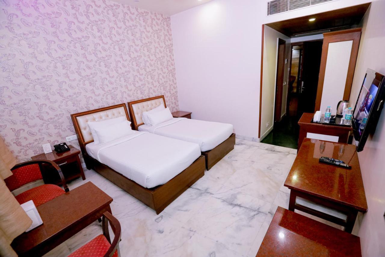 Hotel Leela Grande Karnāl Esterno foto