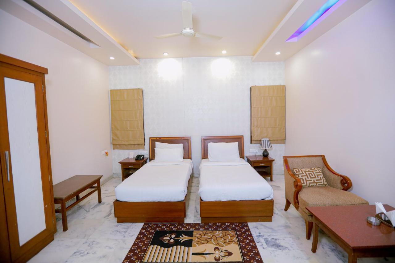 Hotel Leela Grande Karnāl Esterno foto