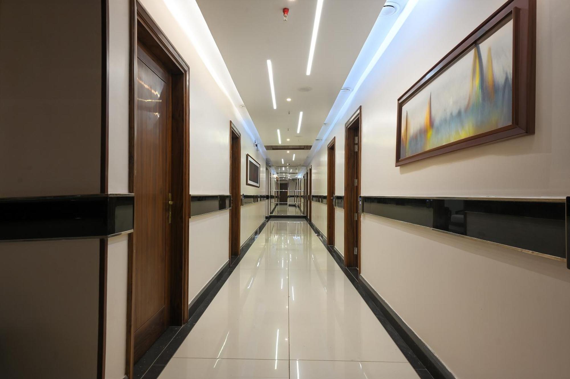 Hotel Leela Grande Karnāl Esterno foto