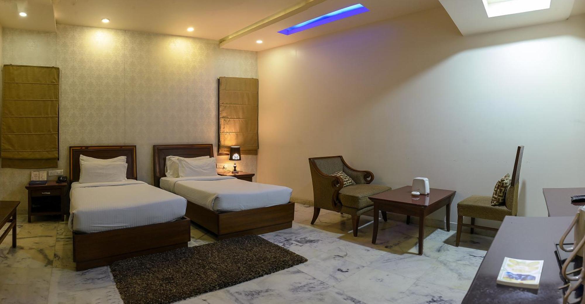 Hotel Leela Grande Karnāl Esterno foto