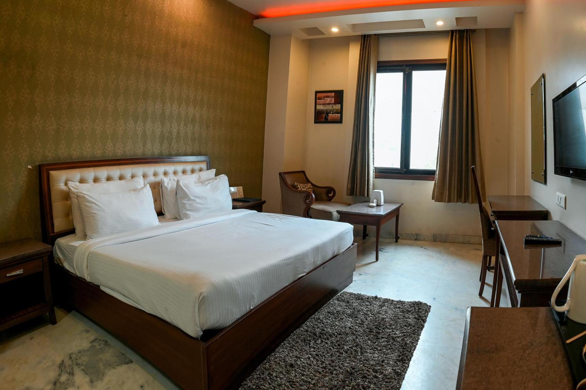 Hotel Leela Grande Karnāl Esterno foto
