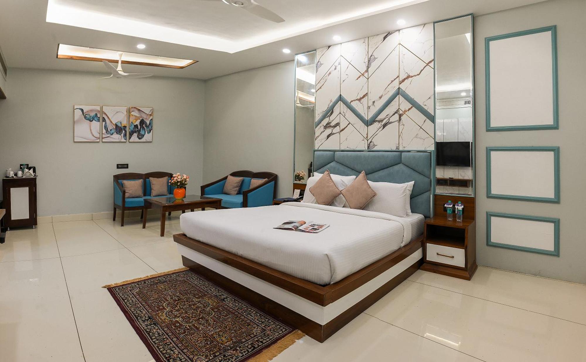 Hotel Leela Grande Karnāl Esterno foto