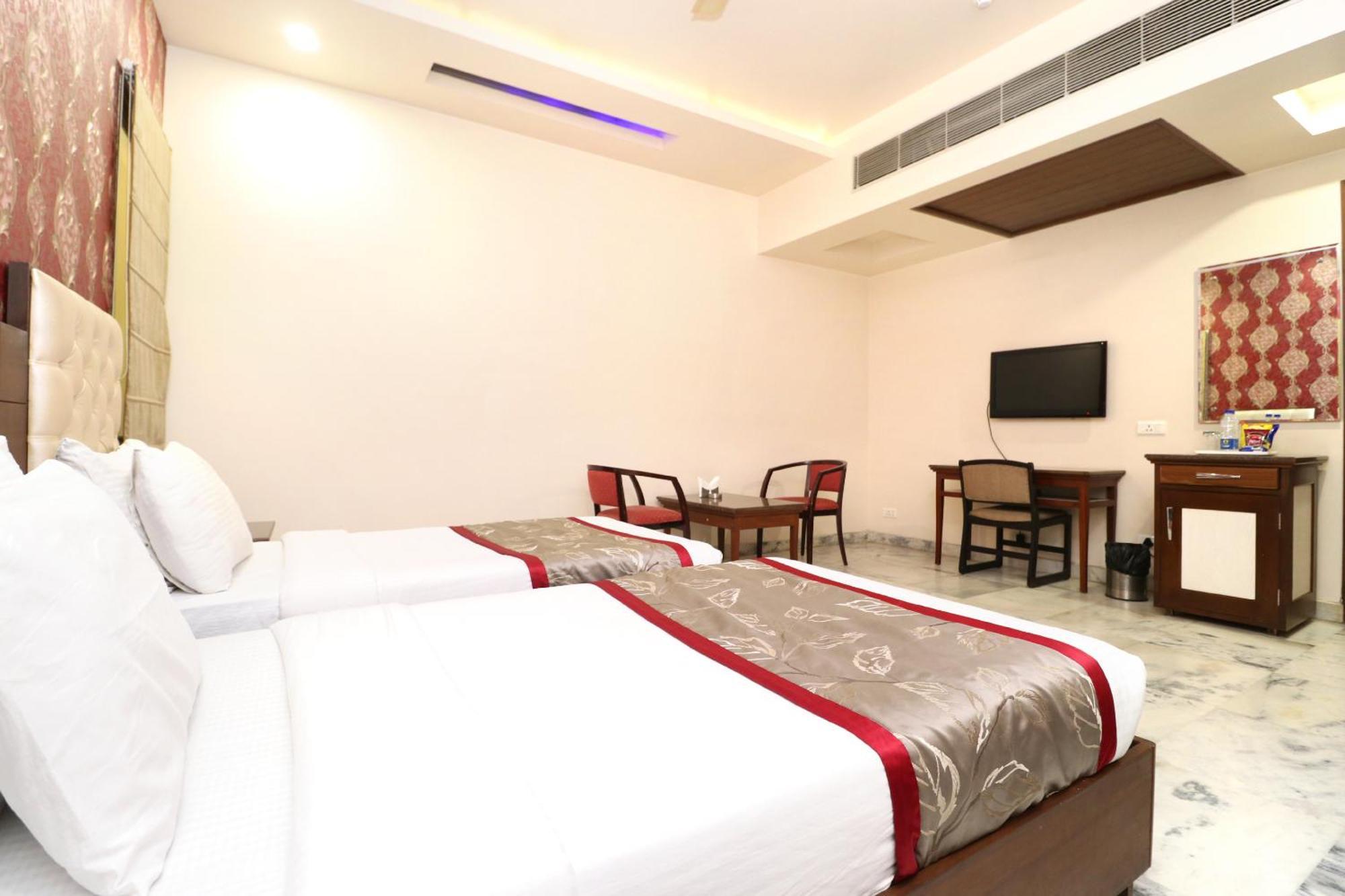 Hotel Leela Grande Karnāl Esterno foto