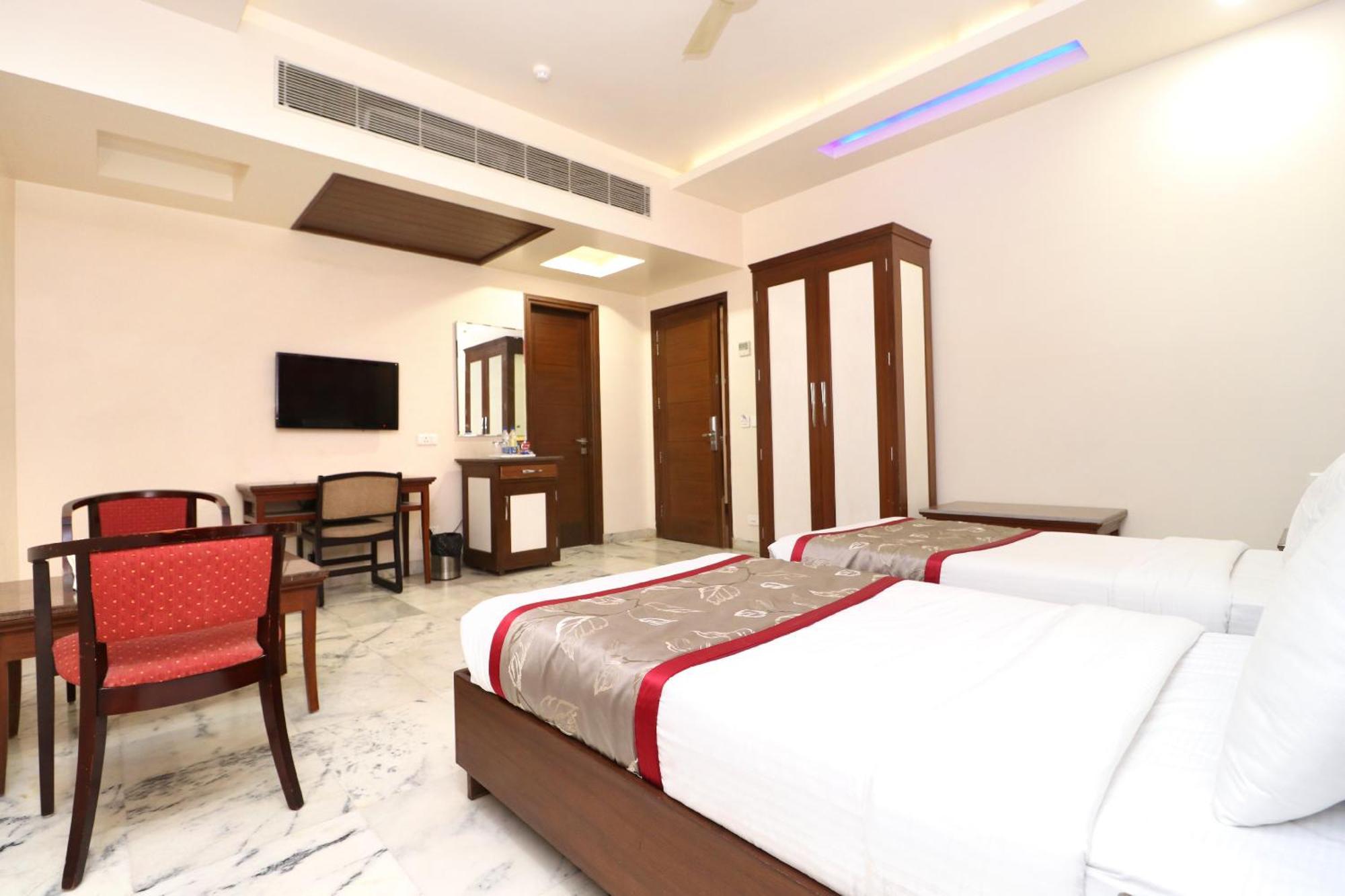 Hotel Leela Grande Karnāl Esterno foto