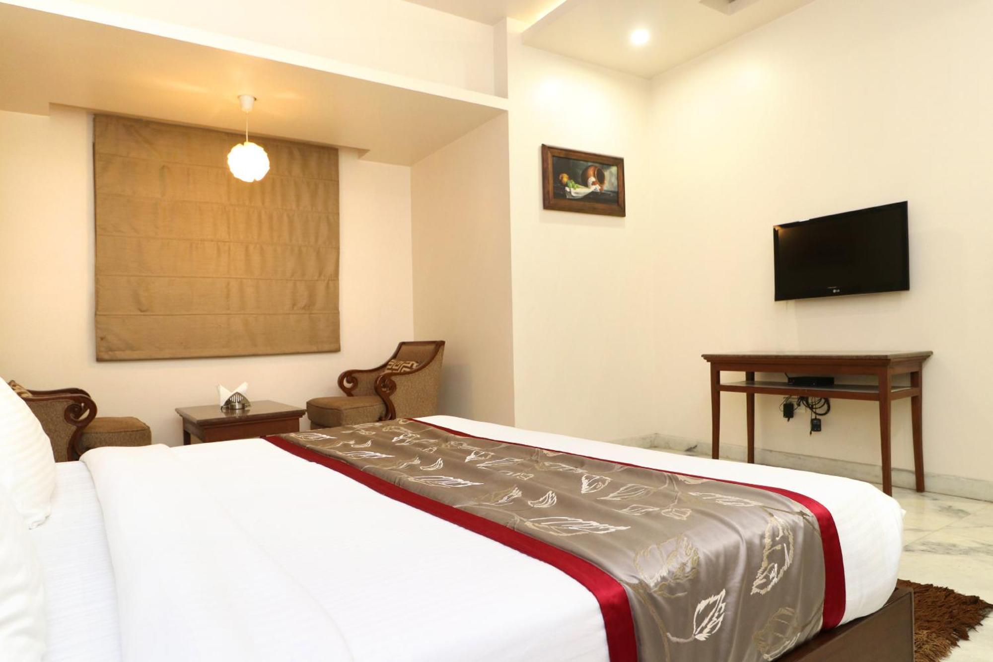 Hotel Leela Grande Karnāl Esterno foto