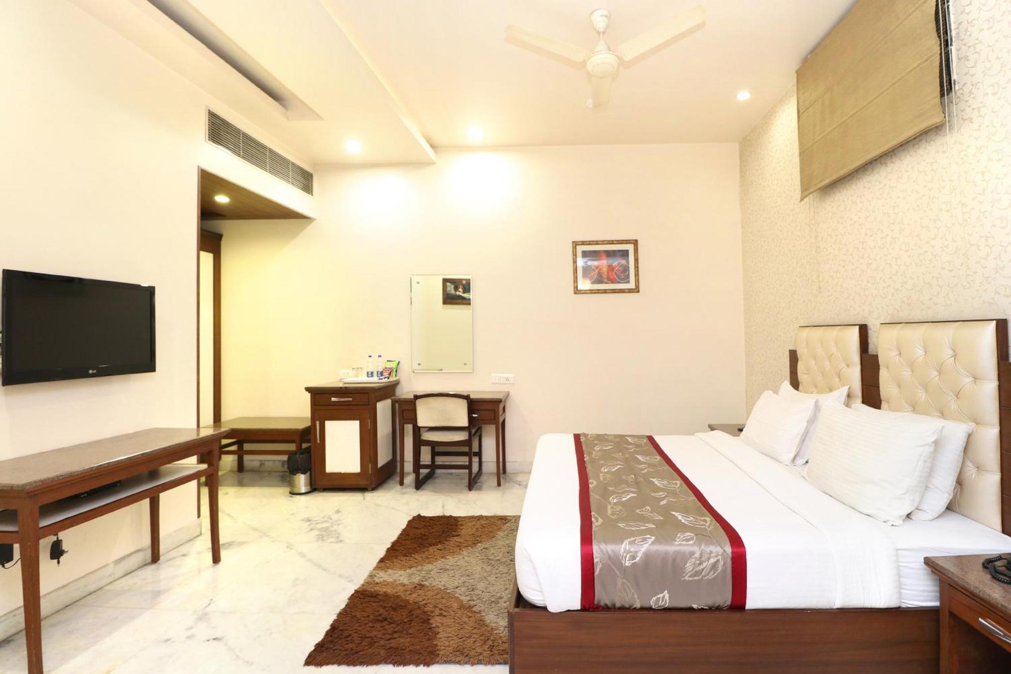 Hotel Leela Grande Karnāl Esterno foto