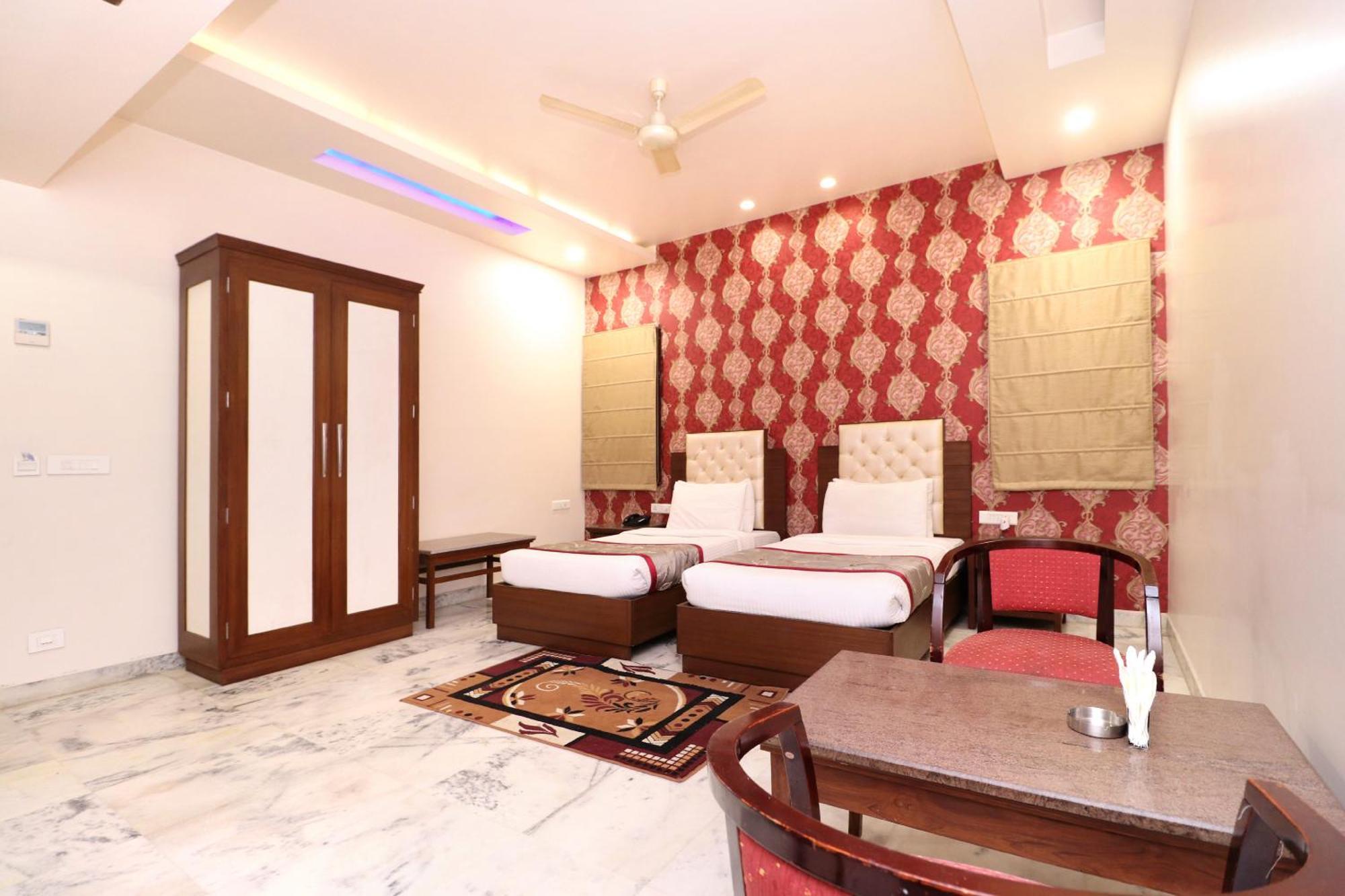Hotel Leela Grande Karnāl Esterno foto