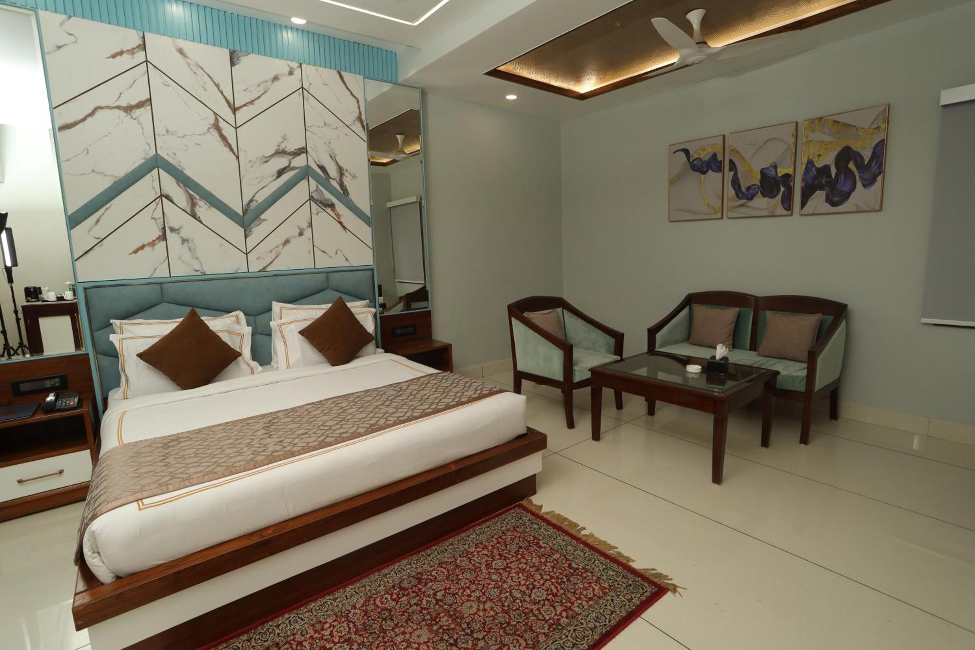 Hotel Leela Grande Karnāl Esterno foto